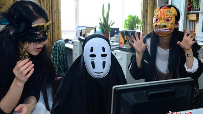 Karyawan Pakai Topeng, Cara Nyeleneh Hilangkan Stres di Kantor