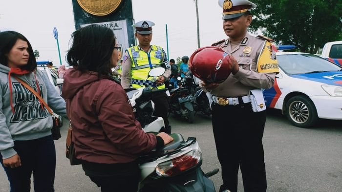 Tak Pakai Helm di Masa Covid-19 tak Ditilang, tapi Pihak Keluarga Diminta Datang untuk Antarkan Helm
