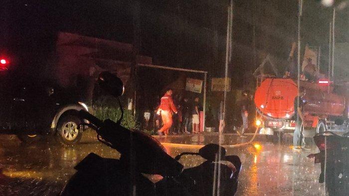BREAKING NEWS: Kebakaran di Lahat, Petugas Masih Berjibaku Padamkan Api di Kelurahan Pagar Agung