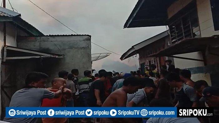 Kebakaran di Pasar Bawah Lahat, Puluhan Rumah Terbakar, Warga Sayangkan Lambannya PBK Datang