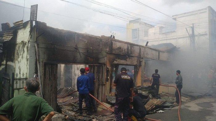 Kebakaran di Simpang Bombat Palembang, Lima Unit Mobil Pemadam Kebakaran Dikerahkan