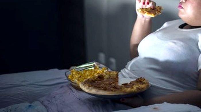 Inilah 7 Kebiasaan Usai Makan Malam yang Bikin Badan Cepat Gemuk: seperti Makan Malam Terlalu Larut