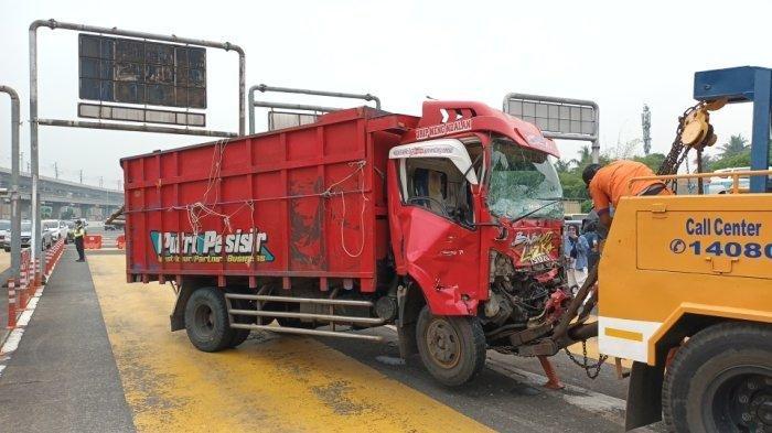 Truk Ugal-ugalan Tabrakan Beruntun di Tol Halim Ternyata Plat Palembang, Disopiri Remaja 18 Tahun