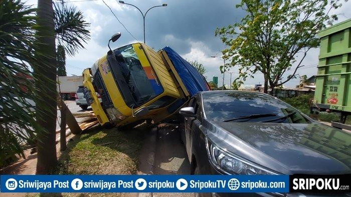 BREAKING NEWS: Truk Timpa Mobil Innova Usai Tabrak Pembatas Jalan di Soekarno Hatta Palembang