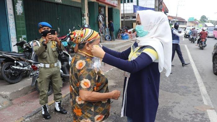 Cegah Penyebaran Covid-19, Pemkab OKU Selatan Bagikan Masker dan Tertibkan Parkir Kendaraan