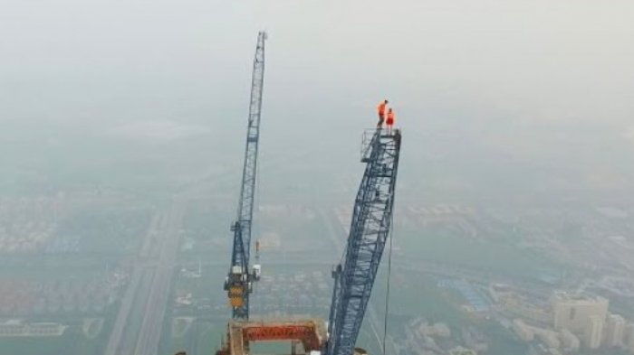 Ngeri, Pasangan Ini Lakukan Kencan  Di atas Bangunan Kontruksi Setinggi 640 meter?