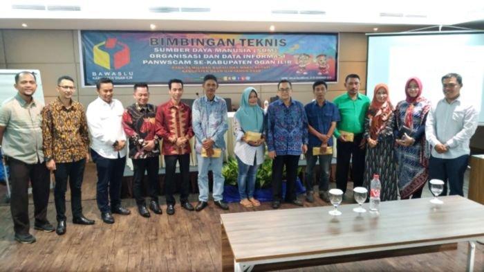 Badan Pengawas Pemilu (Bawaslu) Sumsel Serahkan Santunan dari APBN untuk Korban Pemilu 2019