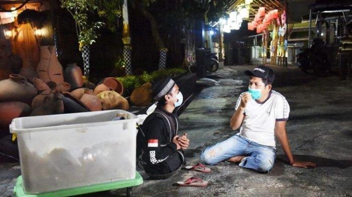 SETIAP Hari Merangkak, Jajakan Keripik Goreng di Terminal: Pria Tanpa Kaki Ini Pantang Mengemis