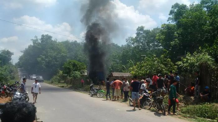 Warga Desa Beruge Darat Larang Truk Batubara Melintas