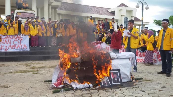 Mahasiswa Unsri Hadiahi Keranda Mayat Buat Plt Bupati Ogan Ilir