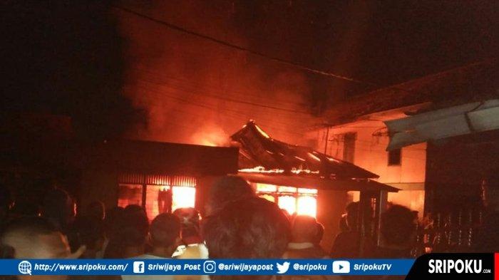 KEBAKARAN di Pemukiman Warga Tangga Takat SU II Palembang, 1 Rumah Ludes, Diduga Korsleting Listrik