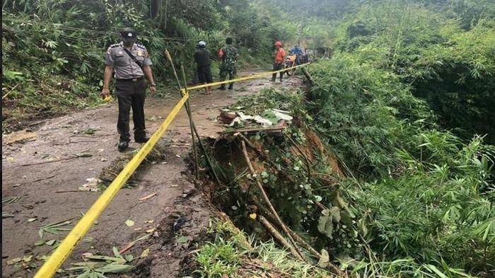Jalan Desa Belandang OKU Rawan Longsor, Polisi Lakukan Pengamanan Jalur