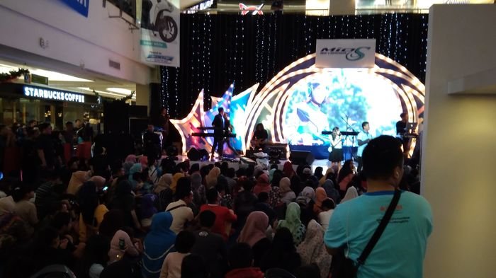 Antusias Warga Palembang Semakin Seru Saksikan Isyana Saraswati Konser di Palembang Indah Mall