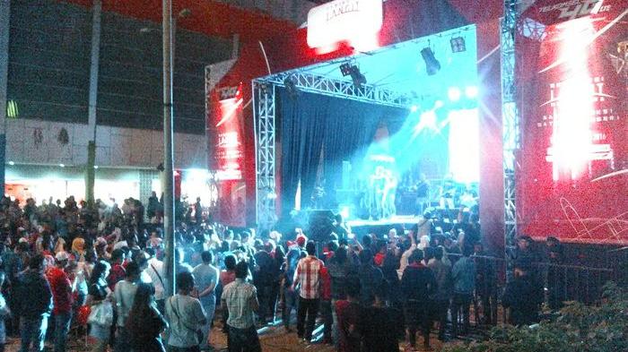 Berkolaborasi dengan Ario Wahab, Ungu Hibur Pengunjung Palembang Trade Center