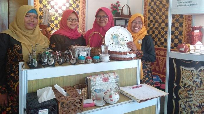 Koran Bekas Disulap Jadi Keraijnan Bernilai Jual, Contohnya Ada di Bank Sampah Sekojo Palembang