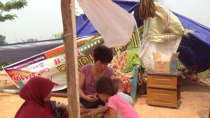 Warga Bertahan dengan Mendirikan Tenda Seadanya