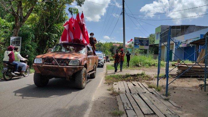 Usai Borong Bendera Pedagang, Koti dan Polres Prabumulih Sweeping Lalu Pasangkan di Rumah Warga