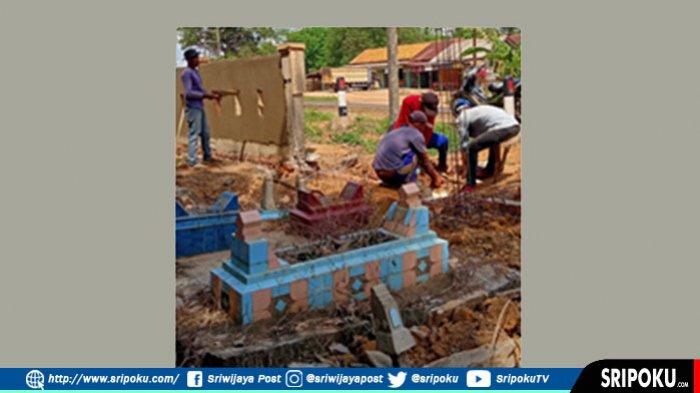 Terkena Pondasi Pembangunan Pagar TPU, Pemakaman Puluhan Tahun Dibongkar