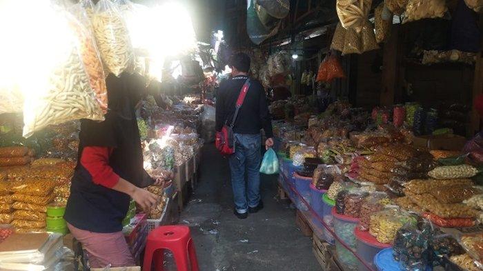 Warga Lebih Mikirin  Baju Lebaran, Pedagang Kue Pasar Muara Dua Masih Sepi Pembeli