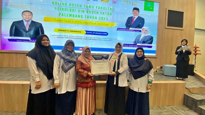 KULIAH DOSEN TAMU - Kuliah Dosen Tamu ini menjadi langkah penting dalam memperkuat MoA antar fakultas, sekaligus memperkaya wawasan peserta dalam pengembangan ilmu psikologi berbasis nilai Islam.