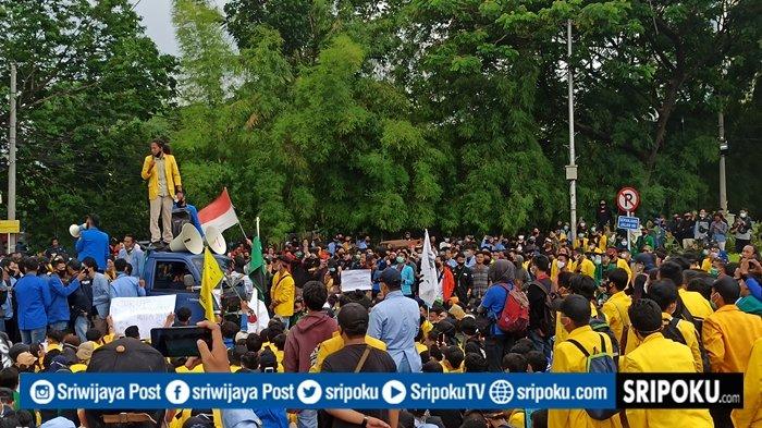 Terungkap Naskah UU Cipta Kerja Ternyata Belum Rapi Usai Disahkan DPR, Ahli Hukum : Aneh