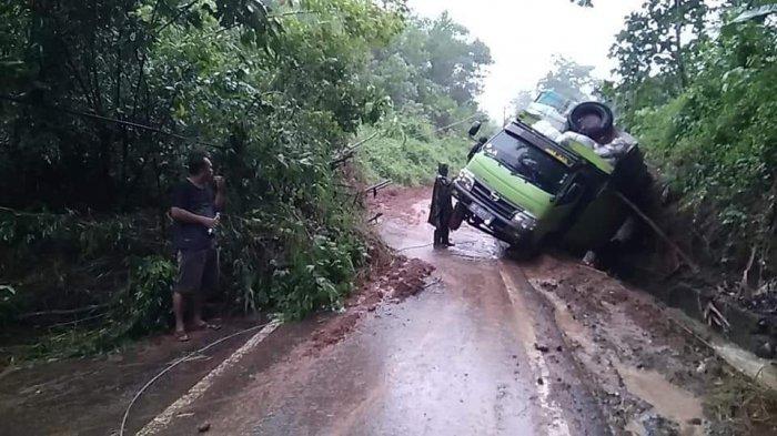 Kondisi longsor di Jalan Lahat Pagar Alam, Kamis (9/1/2020) 