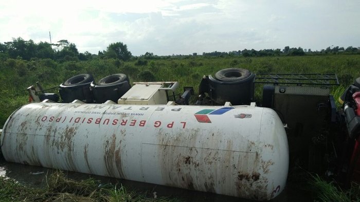 Hindari Tabrakan, Truk Tangki Bermuatan 15 Ton Gas Elpiji Menuju Palembang Terjun ke Rawa-rawa