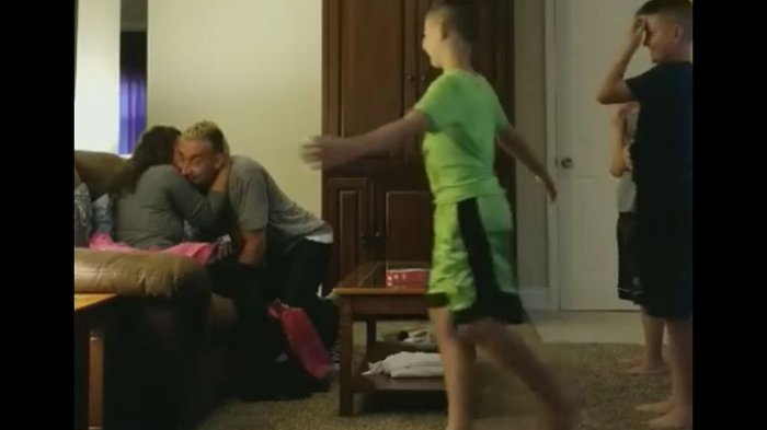 Sambil Tertawa. 3 Bocah Beri Hadiah untuk Pacar Ayahnya, saat Kado Dibuka Mereka Langsung Terduduk