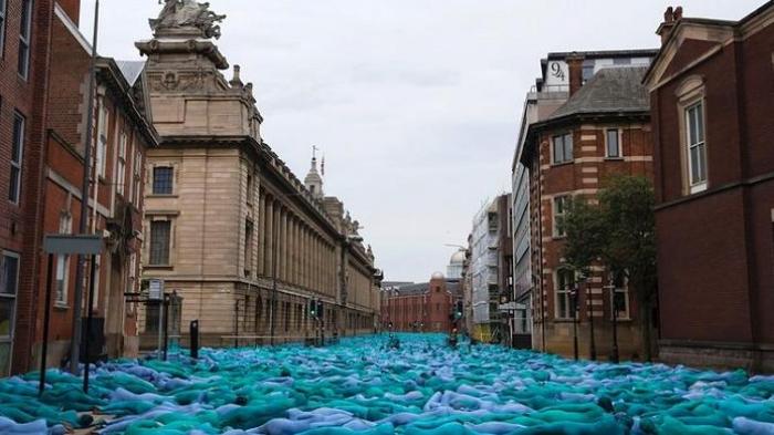 Naudzubillah! Ribuan Orang Rela Telanjang Demi Sebuah Karya Foto Seni