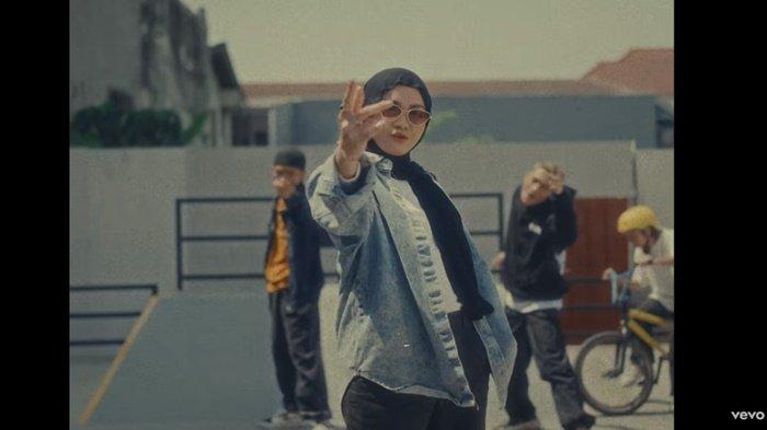 Simak lirik lagu Bunga Hati oleh Salma Salsabil, lagu pop terbaru lengkap makna tentang penantian.