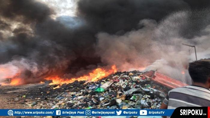 Lokasi Kebakaran di Talang Buruk Palembang Terasa Mencekam, Api Masih Terus Berkobar Asap Membumbung