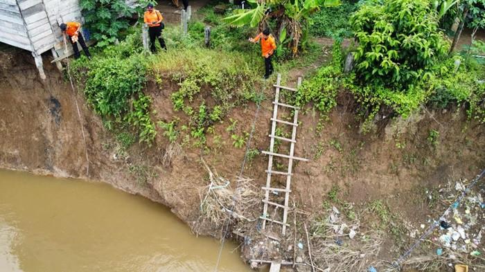 Ancaman Sungai Musi, Hujan Deras Picu Longsor di Bailangu, Rumah Warga Nyaris Amblas