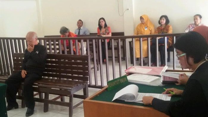 Dituntut 1,5 Tahun Penjara, Direktur Perusahaan Berusia 65 Tahun Ini Terperangah