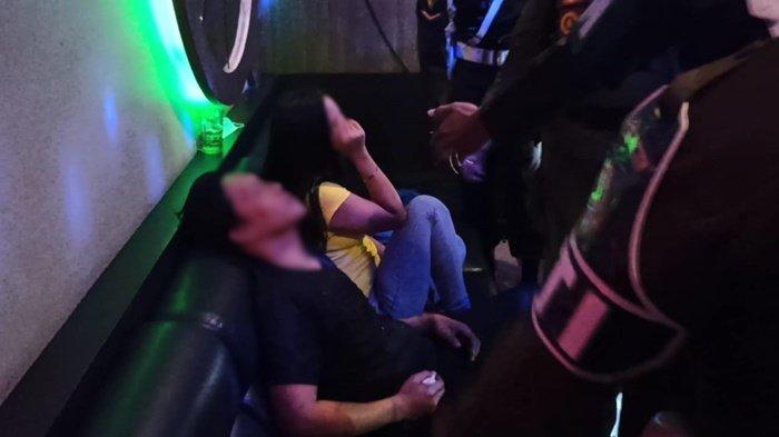 Pria Ini Lemas Tubuhnya Bersandar di Kursi, Teman Wanitanya Panik ' Tak Ada Apa-apa Pak'