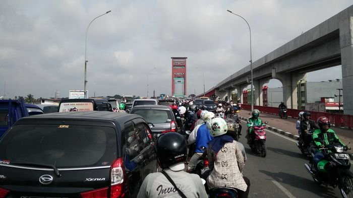 BREAKING NEWS : Hindari Lewat Jembatan Ampera, Ambil Jalur Alternatif Lewat Musi II, Sedang Macet