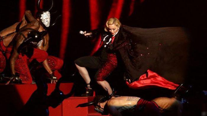Madonna Menangis Ingat Tragedi Berdarah di Paris