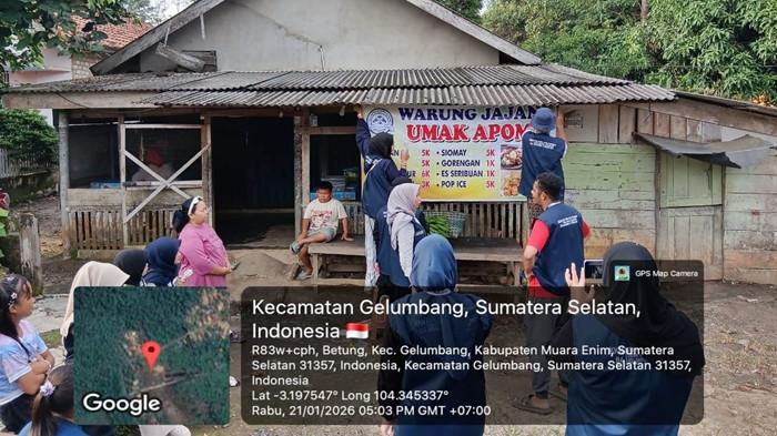 PASANG BANNER - Aksi sederhana tapi berdampak, mahasiswa KKN memasang banner identitas usaha untuk membantu promosi UMKM desa. Langkah ini diharapkan mampu meningkatkan jumlah pelanggan sekaligus memperkuat citra usaha kecil milik warga.