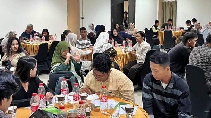 TRANSISI ENERGI - Isu transisi energi dibahas inklusif bersama mahasiswa, komunitas, hingga peserta disabilitas. Semua berhak atas energi bersih dan lingkungan sehat.