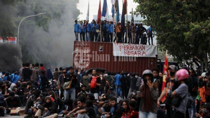 Ada Kelompok Massa Misterius Berpakaian Hitam Bikin Rusuh Demo UU Cipta Kerja di Berbagai Daerah