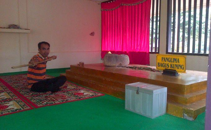 Jelang Pileg, Caleg Datangi Makam Keramat