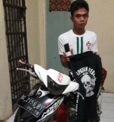 Spesialis Pencuri Kotak Amal Ini Puara-pura Salat