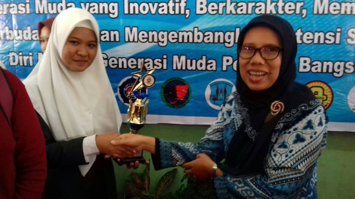 Dua Siswi MANSAPA Buktikan Unggul Akademik - man1_20170212_130306.jpg