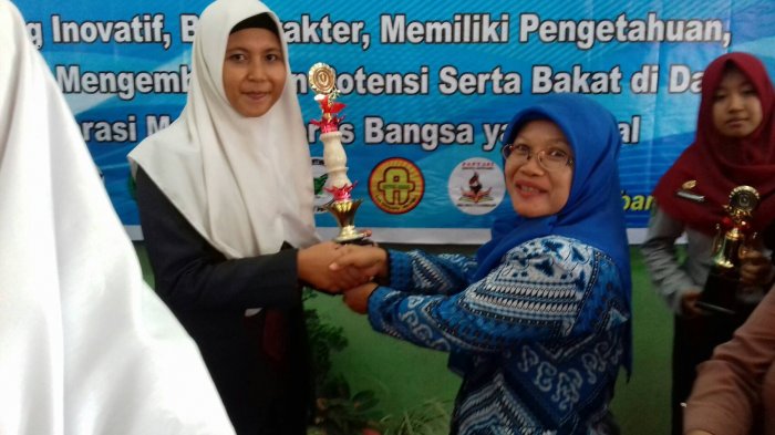 Dua Siswi MANSAPA Buktikan Unggul Akademik - manb_20170212_130324.jpg