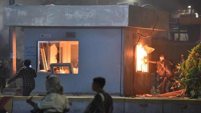 Pengunjuk Rasa Membakar Pos Polisi di Jalan Wahid Hasyim Jakarta Pusat