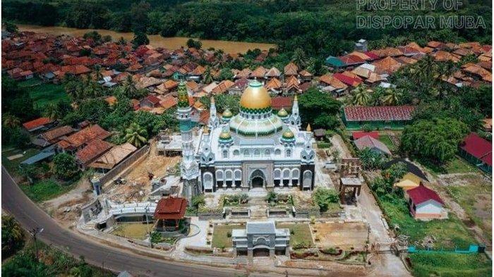 VIRAL Masjid Raya Abdul Kadim di Desa Epil Muba Mirip Masjidil Haram, Unik ada Kursi Besar Berkaki 3