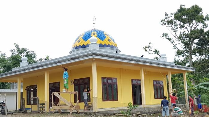 Sulit Cari Tempat Ibadah, Anggota Polres Musirawas & Warga Bangun Masjid di Kompleknya