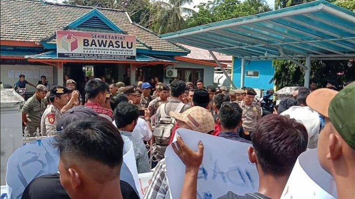 Massa Datangi Kantor Bawaslu, Tuntut Ambil Langkah Tegas Soal KPU Banyuasin