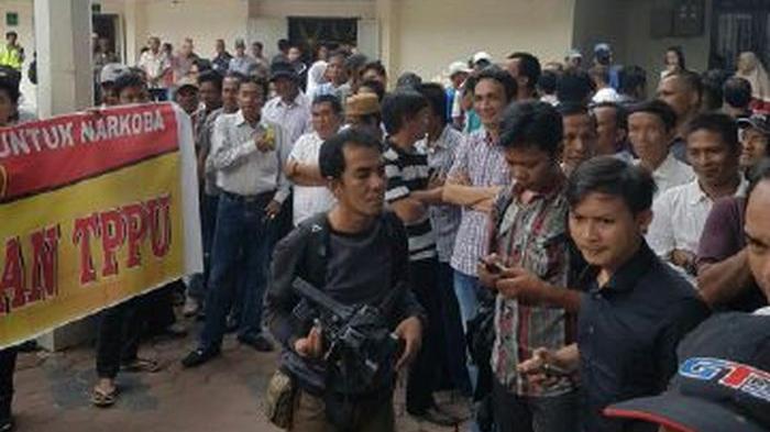Pendukung Ofi Nyaris Bentrok dengan Massa di Halaman PN Palembang