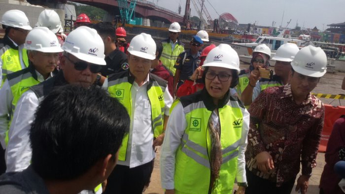 Sri Mulyani Cek Tiang LRT di Perairan Sungai Musi Palembang