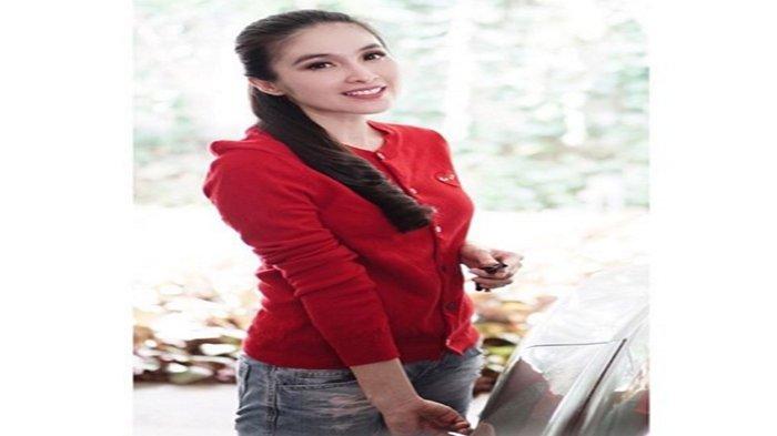 Mewahnya Pesta Natal Sandra Dewi, Ada Pohon Natal Nuansa Emas Hingga Tukar Kado dengan Sahabat